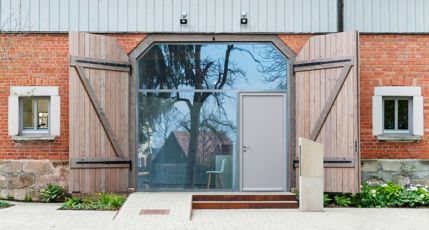Pfosten-Riegel-Fassade mit integrierter Haustür